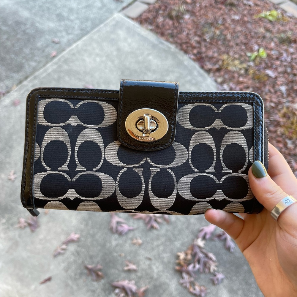 GREY AND BLACK LOGO COACH WALLET